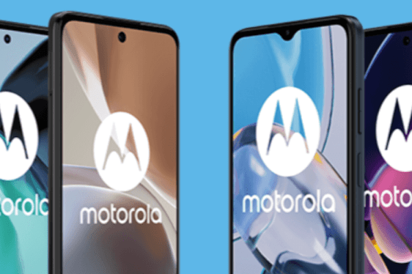 grafika firmy T-Mobile przedstawiająca 4 smartfony Motorola Moto w promocji