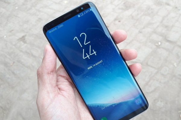 Smartfon z zakrzywionym ekranem