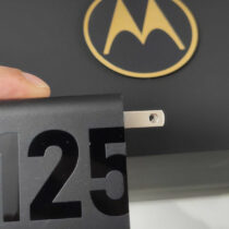 Motorola pracuje nad ładowarką 125 W. Wyścig o najszybsze ładowanie trwa