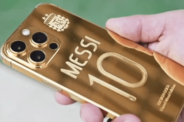 grafika przedstawiająca smartfona iPhone 14 Pro Gold Messi