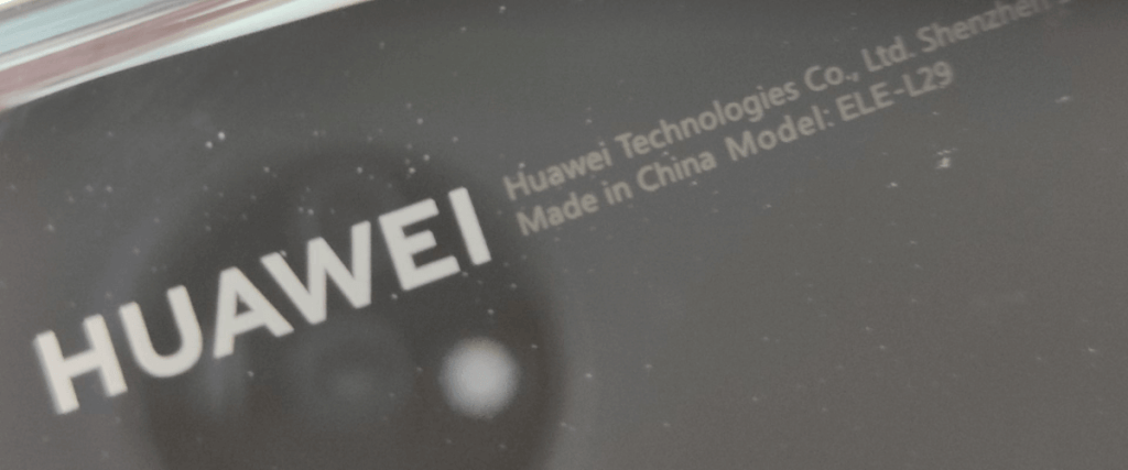 zdjęcie przedstawiające w zbliżeniu tylną obudowę telefonu Huawei z nazwą modelu