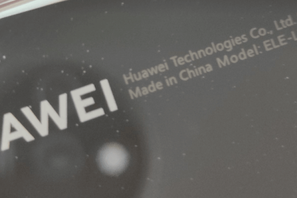 zdjęcie przedstawiające w zbliżeniu tylną obudowę telefonu Huawei z nazwą modelu