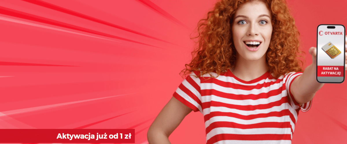 grafika firmy OTVARTA przedstawiająca uśmiechniętą kobietę o rudych włosach na czerwonym tle trzymającą smartfona