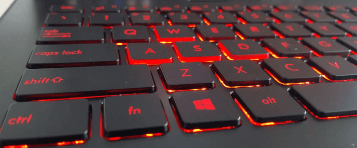zdjęcie przedstawiające podświetloną na czerwono klawiaturę gamingowego laptopa