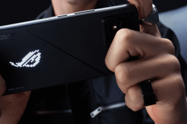 grafika firmy Asus przedstawiająca osobę grającą na smartfonie marki ROG Phone
