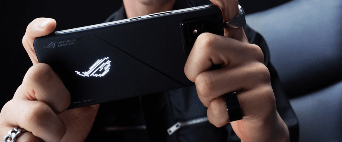 grafika firmy Asus przedstawiająca osobę grającą na smartfonie marki ROG Phone