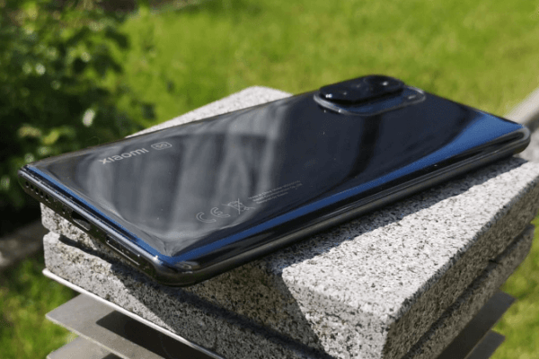 smartfon ze szklaną obudową