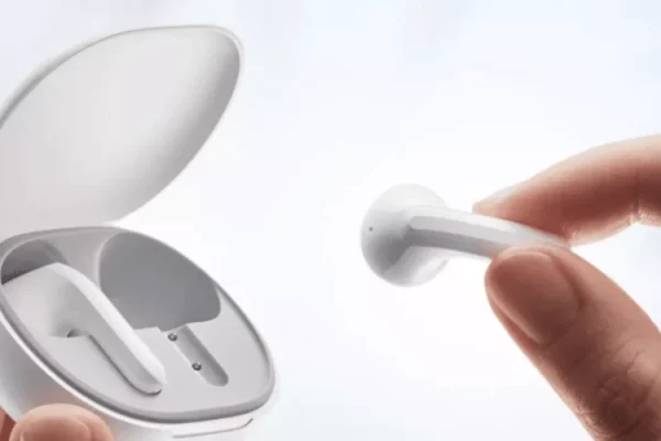 grafika firmy Xiaomi przedstawiająca otwarte etui na słuchawki bezprzewodowe i chowane w niej słuchawkę BT