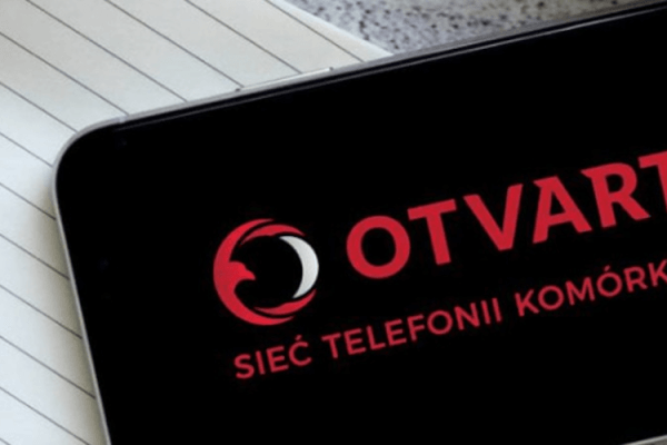 grafika firmy OTVARTA przedstawiająca smartfona z logotypem operatora na czarnym ekranie
