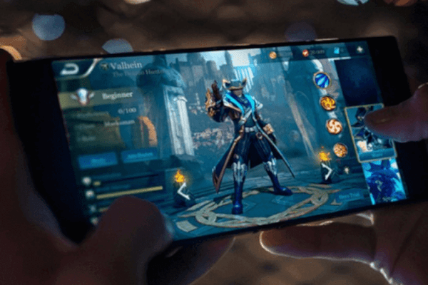grafika prezentująca osobę grającą w grę mobilną na smartfonie