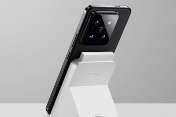 zdjęcie firmy Xiaomi przedstawiające smartfona ładowanego bezprzewodowo za pomocą ładowarki indukcyjnej Xiaomi