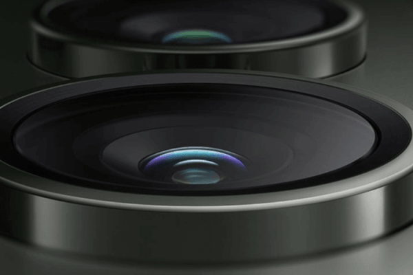zdjęcie przedstawiające 2 obiektywy aparatu fotograficznego smartfona w czarne obudowie