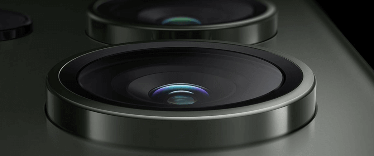 zdjęcie przedstawiające 2 obiektywy aparatu fotograficznego smartfona w czarne obudowie