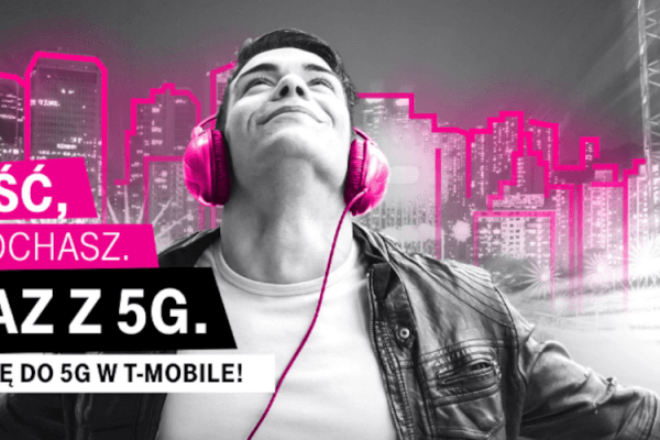 grafika firmy T-mobile przedstawiająca mężczyznę w słuchawkach na tle miasta, z hasłami promocyjnymi sieci dotyczącymi 5g