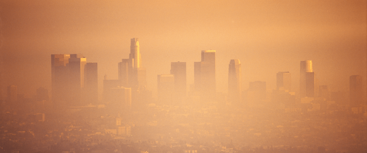zdjęcie przedstawiające centrum miasta z drapaczami chmur zakrytymi smogiem