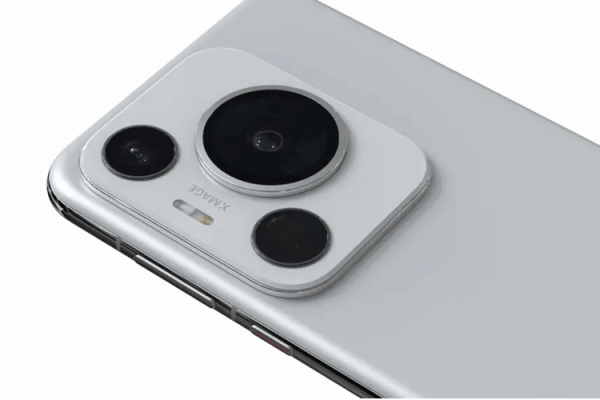 Grafika przedstawiająca prawdopodobny wygląd telefonu Huawei P70 w kolorze szarym