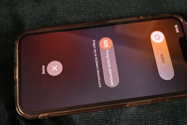 zdjęcie przedstawiające smartfona iPhone 13 z włączonym trybem resetowania telefonu