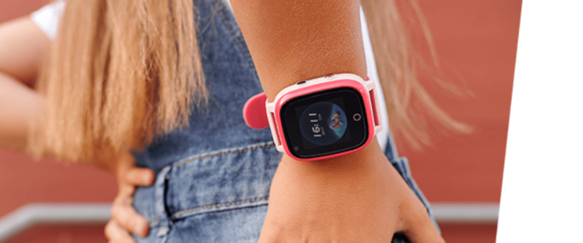 zdjęcie firmy Garett przedstawiające różowego smartwatcha dla dzieci na ręce dziewczynki o blond włosach