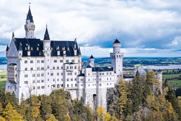 zdjęcie przedstawiające charakterystyczny niemiecki zamek na zalesionym wzgórzu