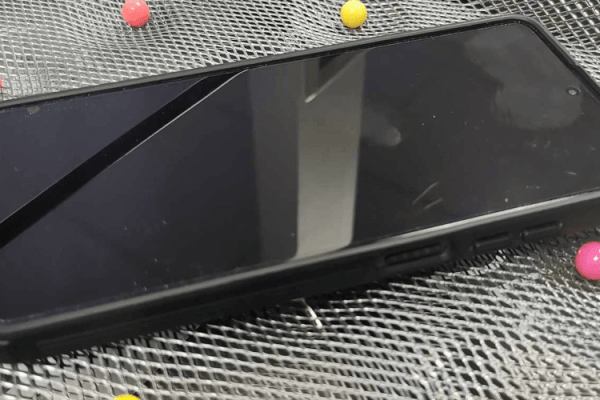 zdjęcie przedstawiające wyłączonego smartfona z czarnym ekranem dotykowym
