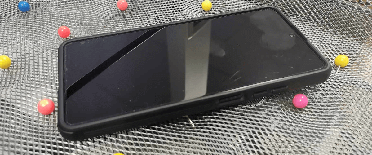 zdjęcie przedstawiające wyłączonego smartfona z czarnym ekranem dotykowym