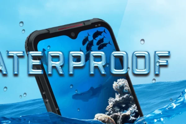 zdjęcie przedstawiające telefon Energizer Hard Case H620S pływającego w wodzie