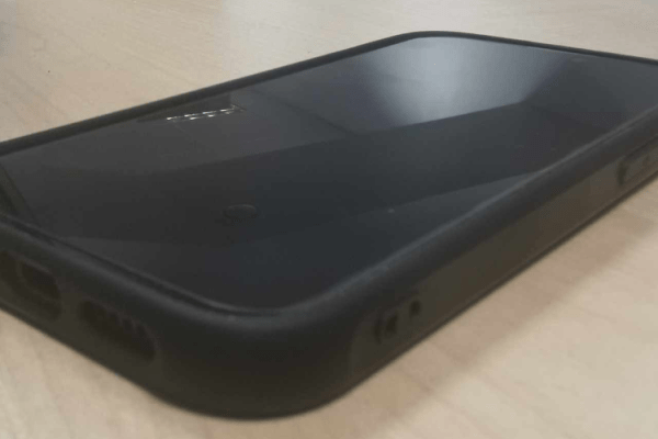 zdjęcie przedstawiające leżącego smartfona z wyłączonym ekranem dotykowym