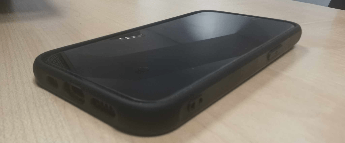 zdjęcie przedstawiające leżącego smartfona z wyłączonym ekranem dotykowym