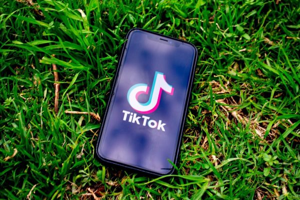 Smartfon z włączoną aplikacją TikToka