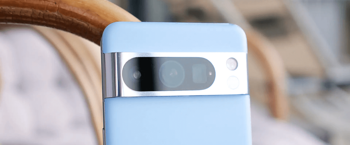 Grafika przedstawiająca telefon Google Pixel 8 Pro w niebieskim kolorze