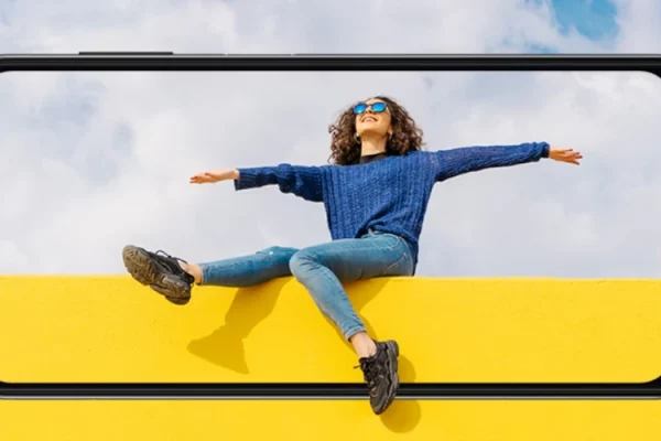 grafika przedstawiająca smartfona Samsung Galaxy A13 z młodą kobietą w ekranie
