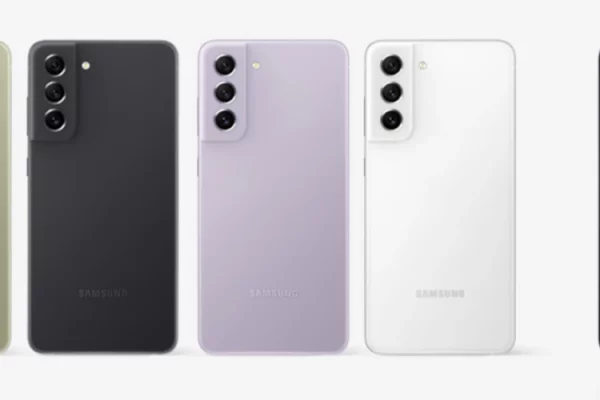 grafika przedstawiająca smartfona Samsung Galaxy S21 FE 5G w 4 wersjach kolorystycznych