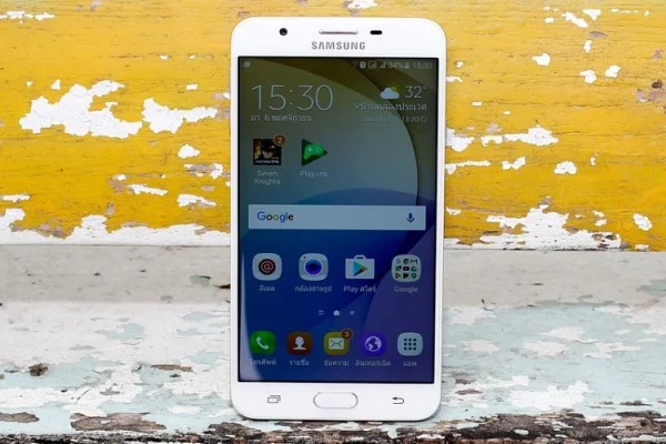 smartfon Samsung leżący na ławce