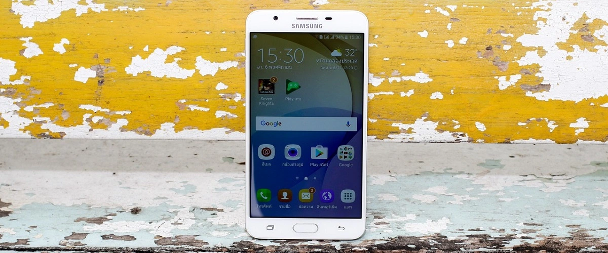 smartfon Samsung leżący na ławce