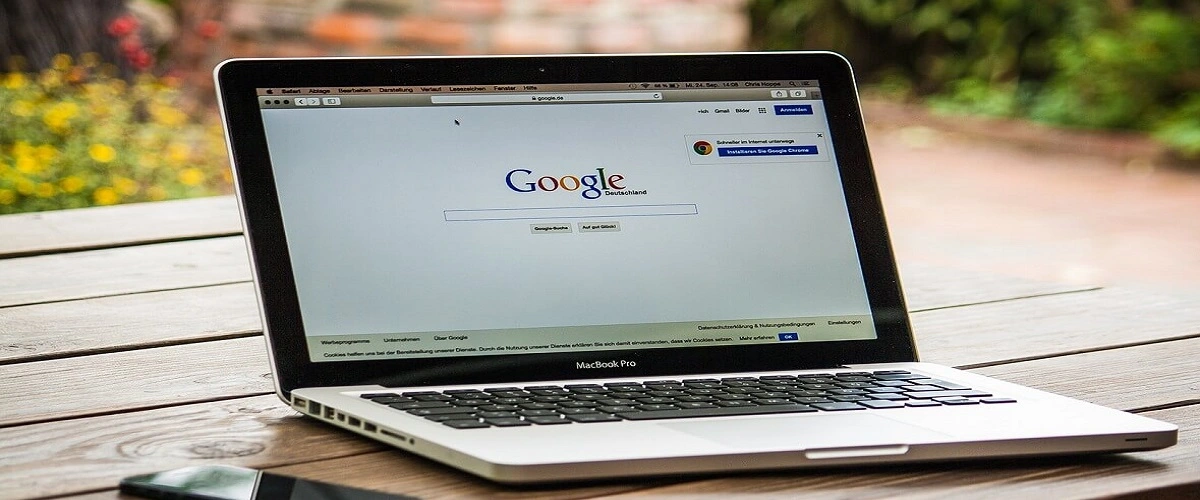 laptop z włączoną przeglądarką Google
