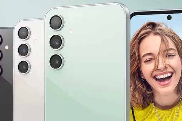 Grafika przedstawiająca prawdopodobny wygląd smartfona Samsung Galaxy S24 FE w różnych wersjach kolorystycznych