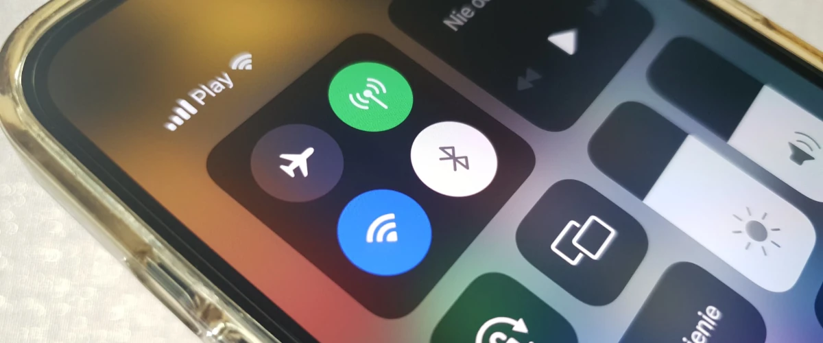 zdjęcie przedstawiające Centrum sterowania iPhone'a z włączonym Wi-Fi i danymi komórkowymi