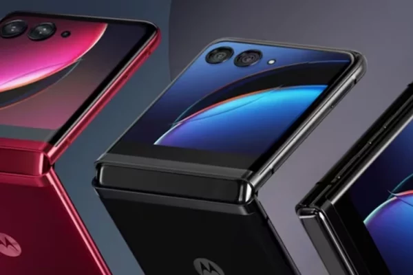 Grafika przedstawiająca smartfona Motorola Razr 50 Ultra w kilku wariantach kolorystycznych