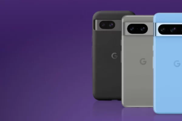 grafika firmy Play przedstawiająca smartfona Google Pixel w Play w 3 wersjach kolorystycznych