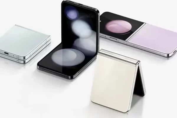 Grafika przedstawiająca smartfon Samsung Galaxy Z Flip 5 w różnych wariantach
