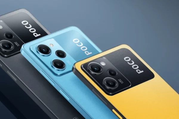 grafika przedstawiająca smartfona POCO X5 Pro 5G w kolorze czarnym, niebieskim i żółtym