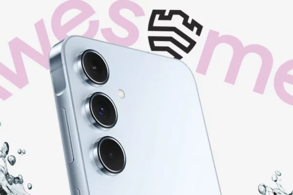 grafika przedstawiająca smartfona Samsung Galaxy A55 na tle napisu AWESOME