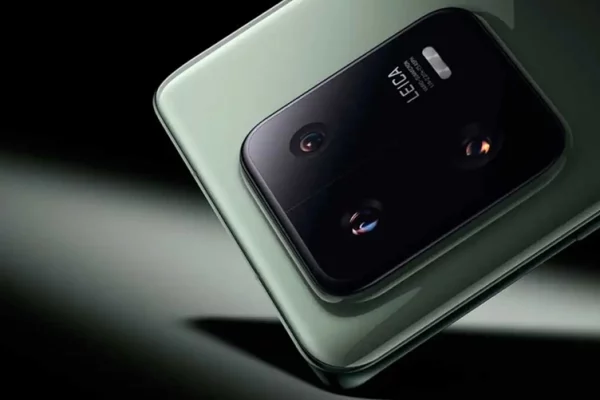 Grafika przedstawiająca w ciekawy sposób wyspę aparatów telefonu Xiaomi 14 Pro