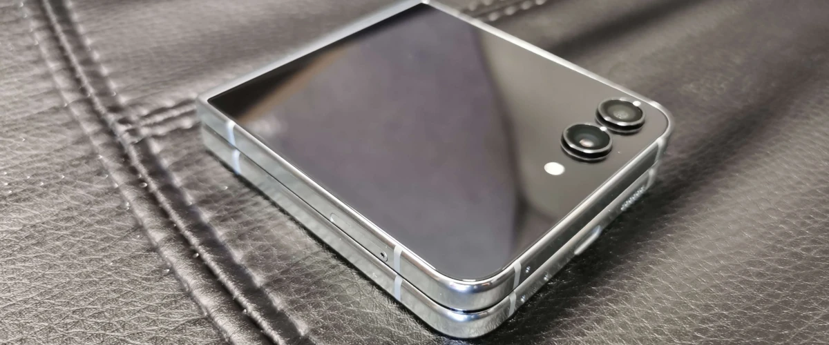 zdjęcie przedstawiające złożonego smartfona Samsung Galaxy Z Flip5 na czarnej skórze
