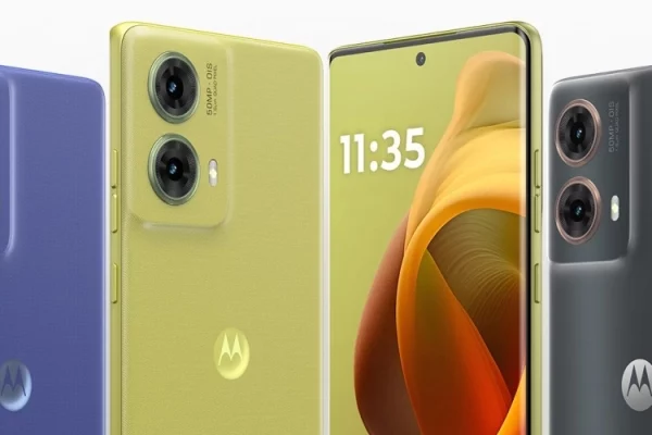 Grafika przedstawiająca smartfona Motorola S50 Neo w różnych konfiguracjach kolorystycznych