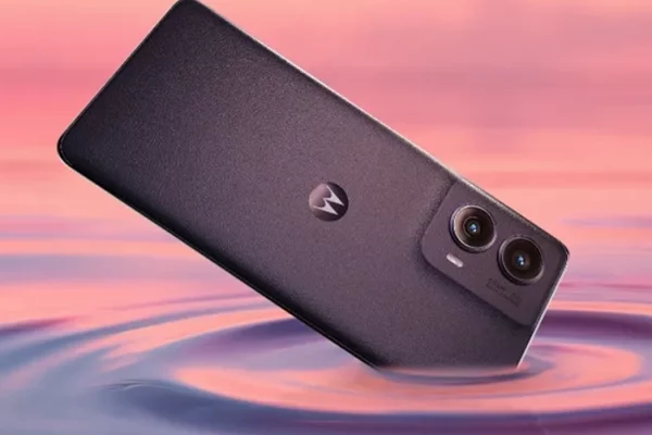 Grafika przedstawiająca prawdopodobny wygląd telefonu Motorola Edge 50