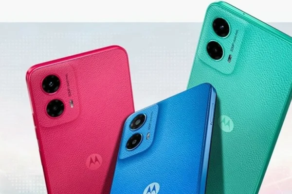 Grafika przedstawiająca różne warianty kolorystyczne smartfona Motorola G45 5G