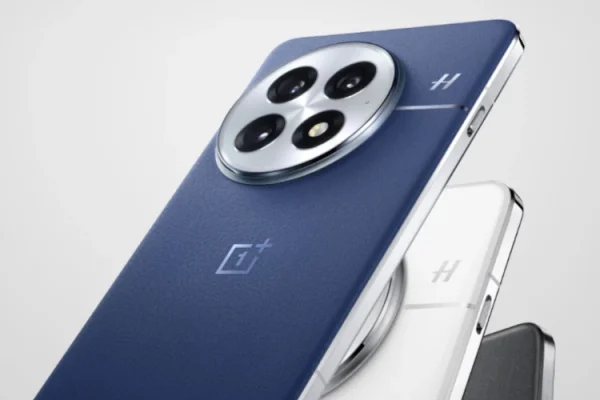 grafika firmy OnePlus przedstawiająca smartfona OnePlus 13 w 3 wersjach kolorystycznych