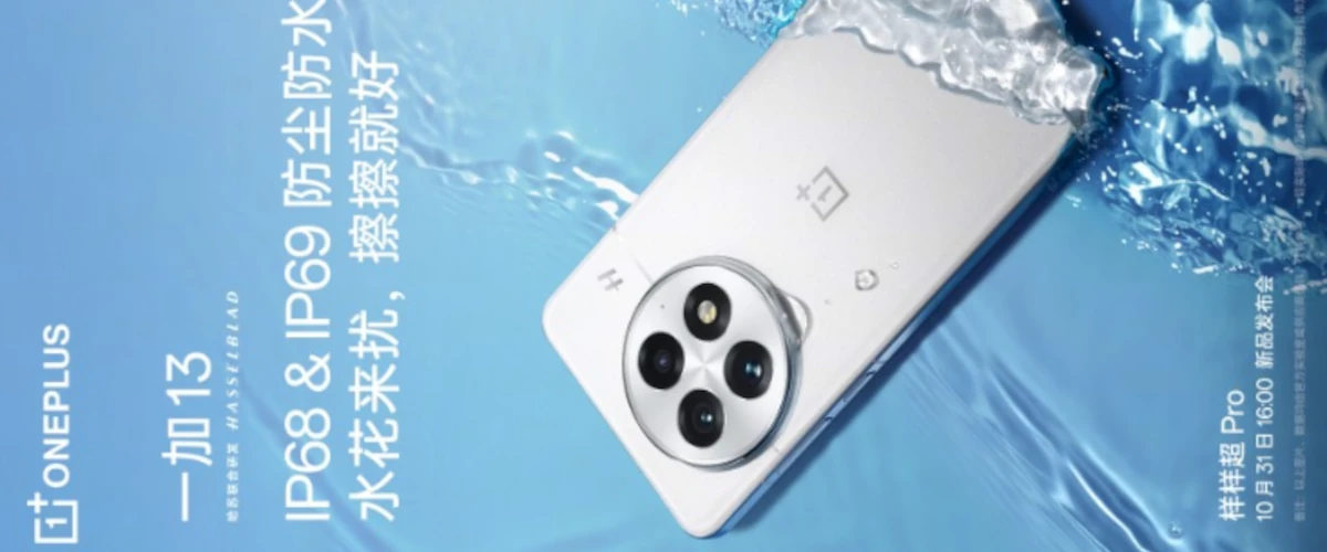 grafika przedstawiająca smartfona OnePlus 13 oblewanego wodą na niebieskim tle