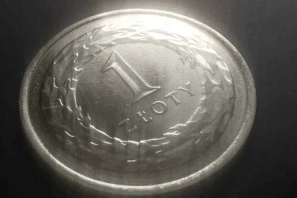 zdjęcie przedstawiające monetę 1 zł reszką do góry na czarnym tle